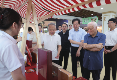 “探秘人参文化 尊享健康生活”市民科普活动在nangong28卖场人参展销体验中心举办 nangong28集团曹和平董事长陪同省市有关领导出席活动